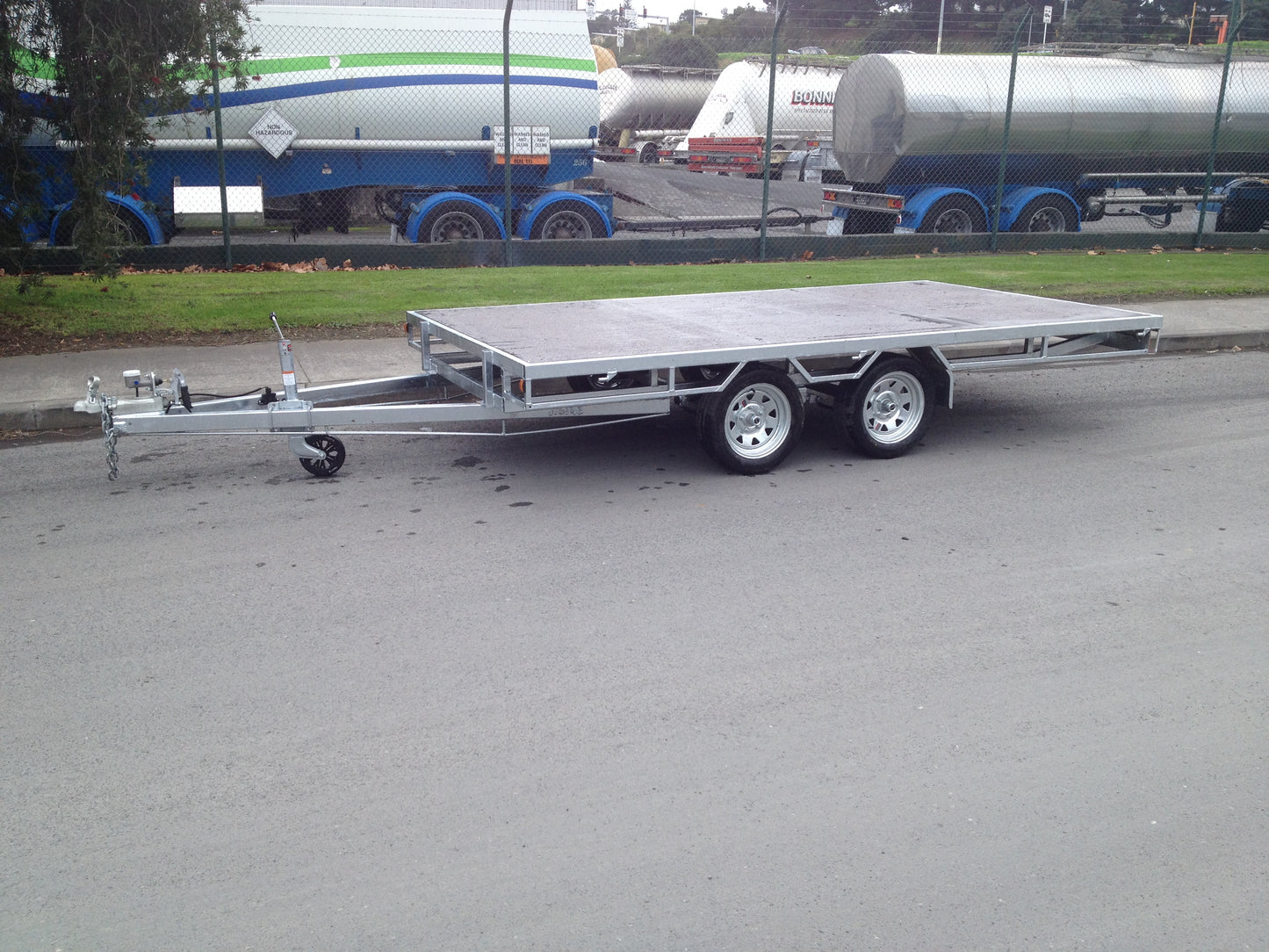 Braked tandem axle flat deck