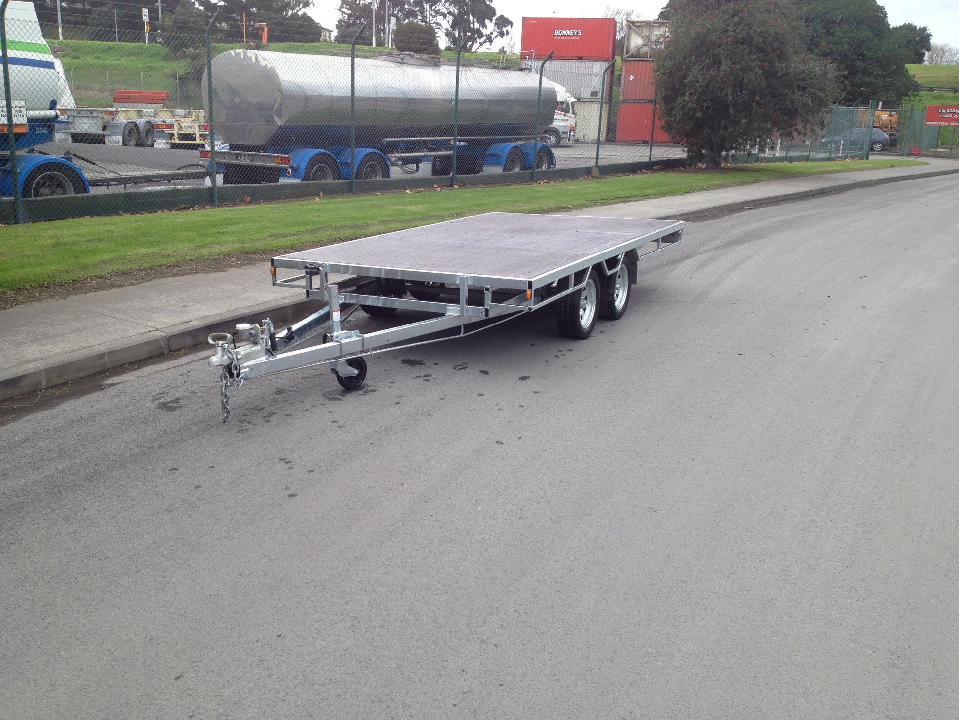 Braked tandem axle flat deck