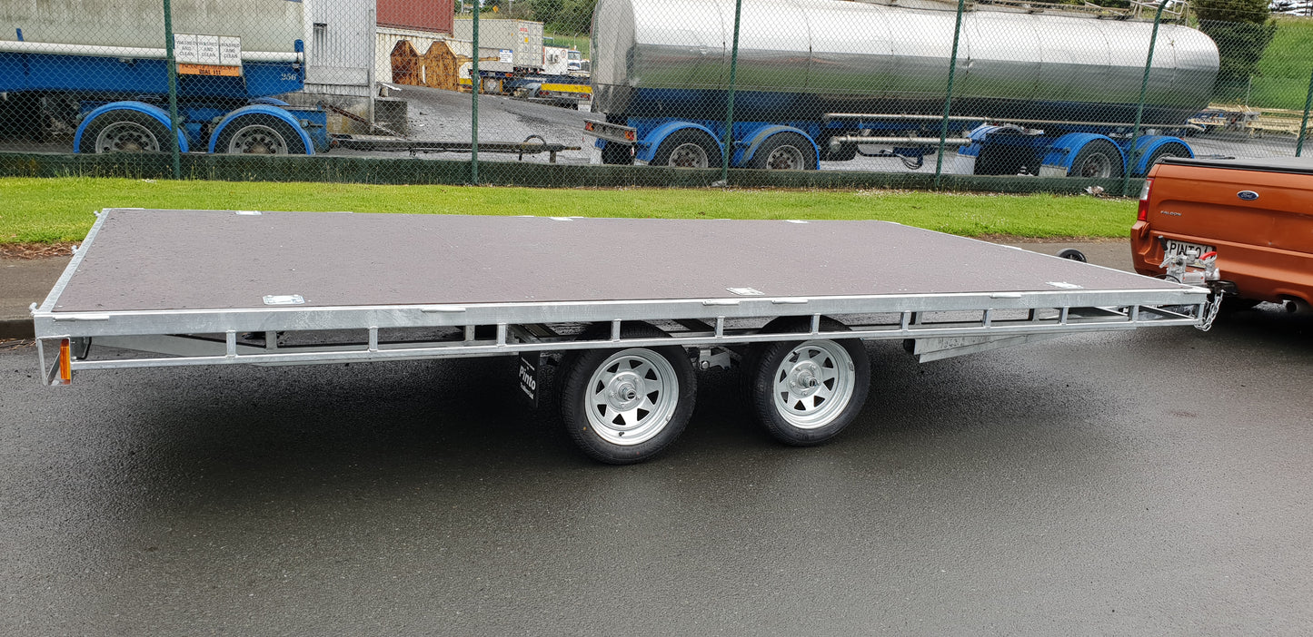 Braked tandem axle flat deck