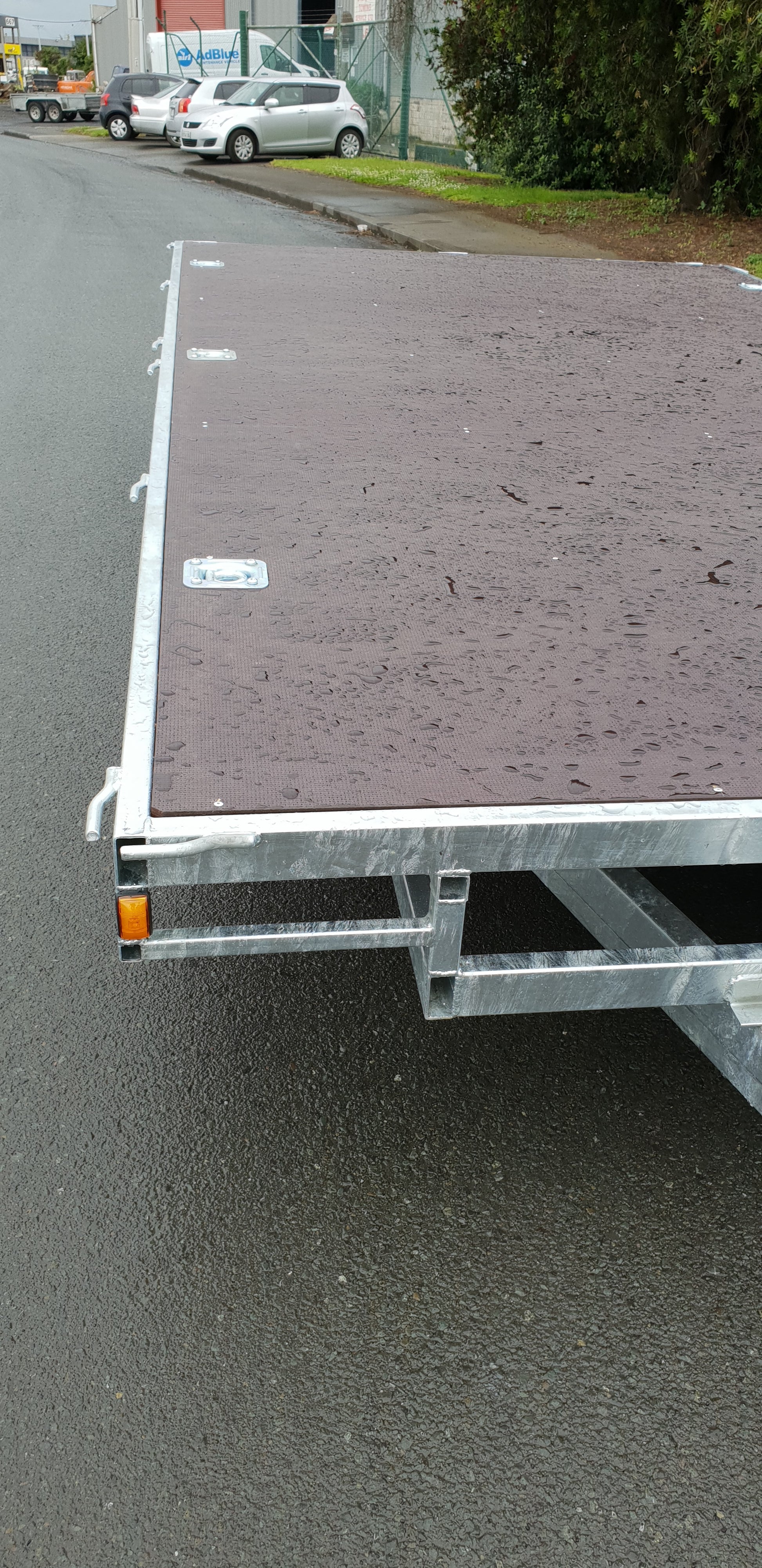 Braked tandem axle flat deck