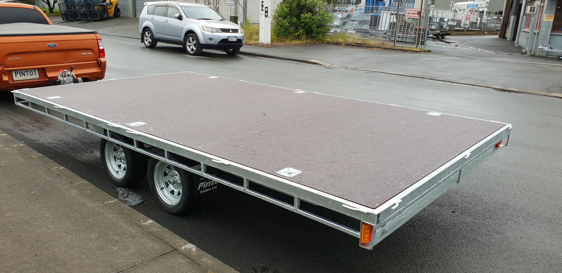 Braked tandem axle flat deck