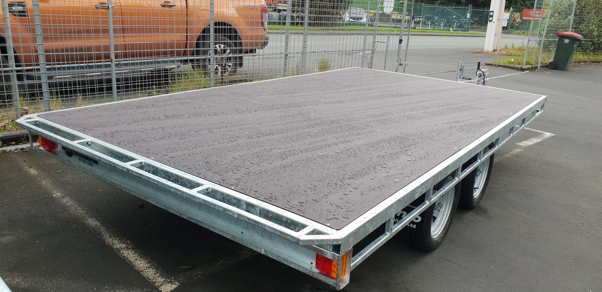 Braked tandem axle flat deck