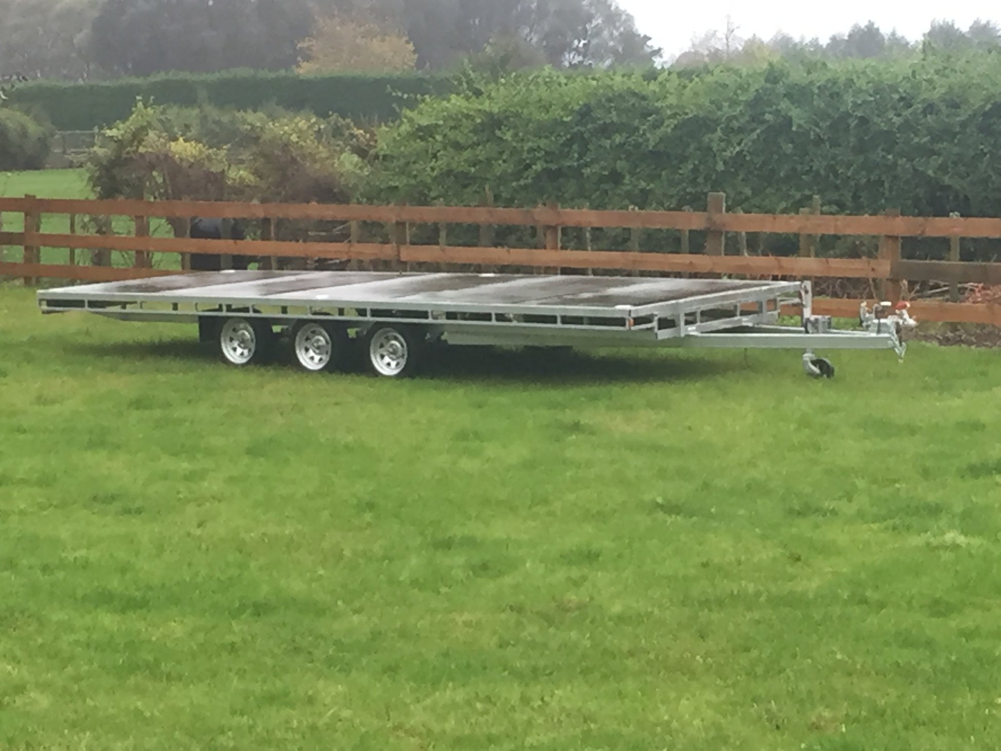 Braked tandem axle flat deck