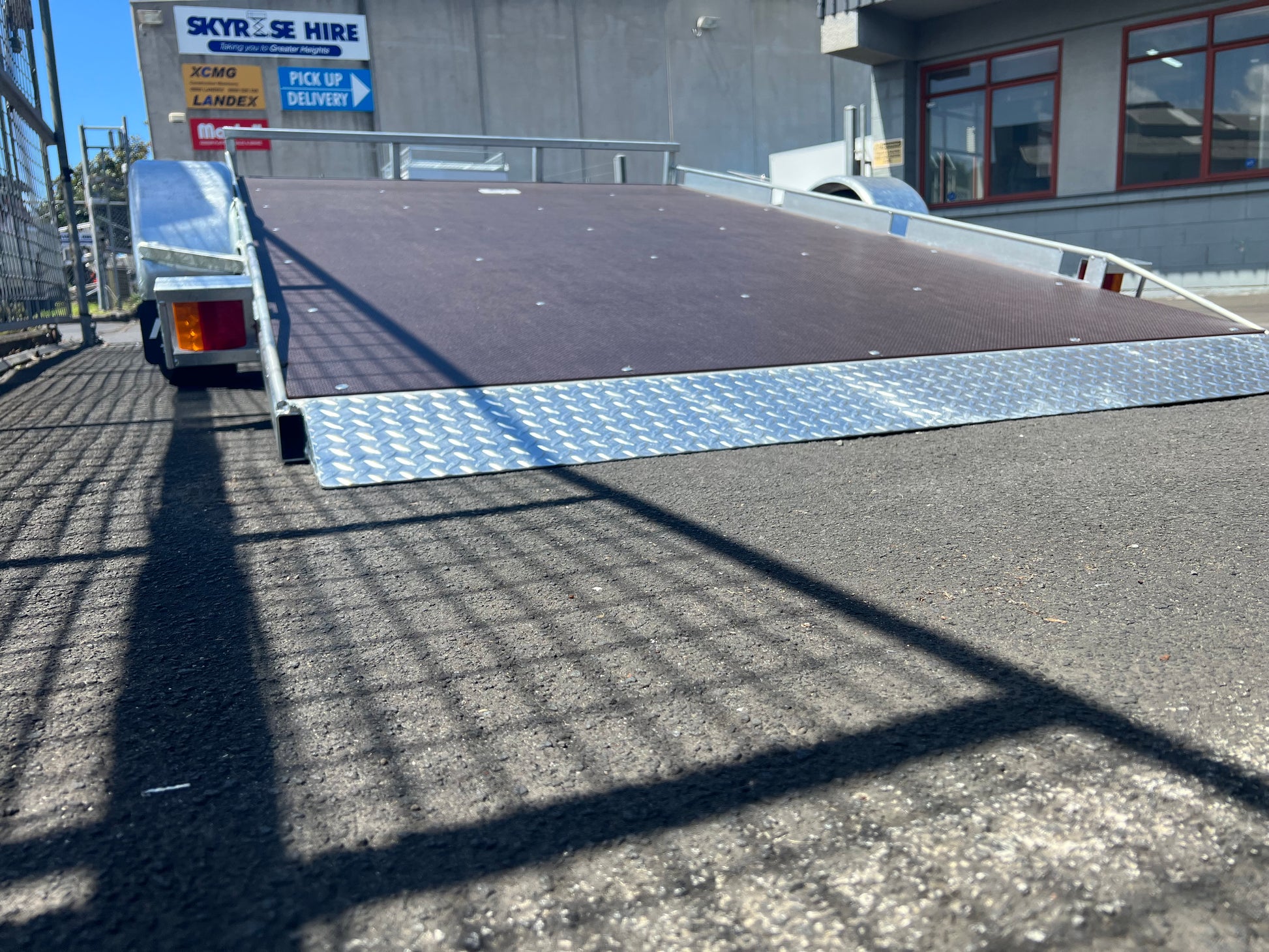 Tilted loading angle