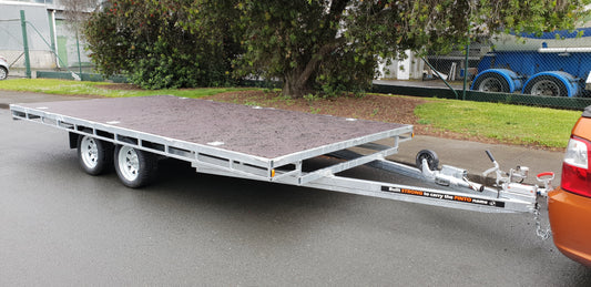 Braked tandem axle flat deck