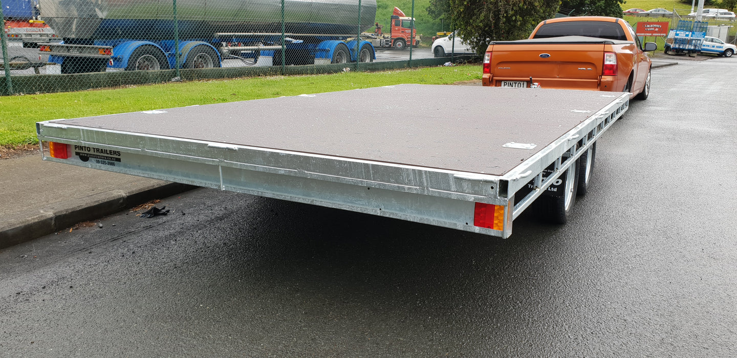 Braked tandem axle flat deck