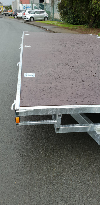 Braked tandem axle flat deck