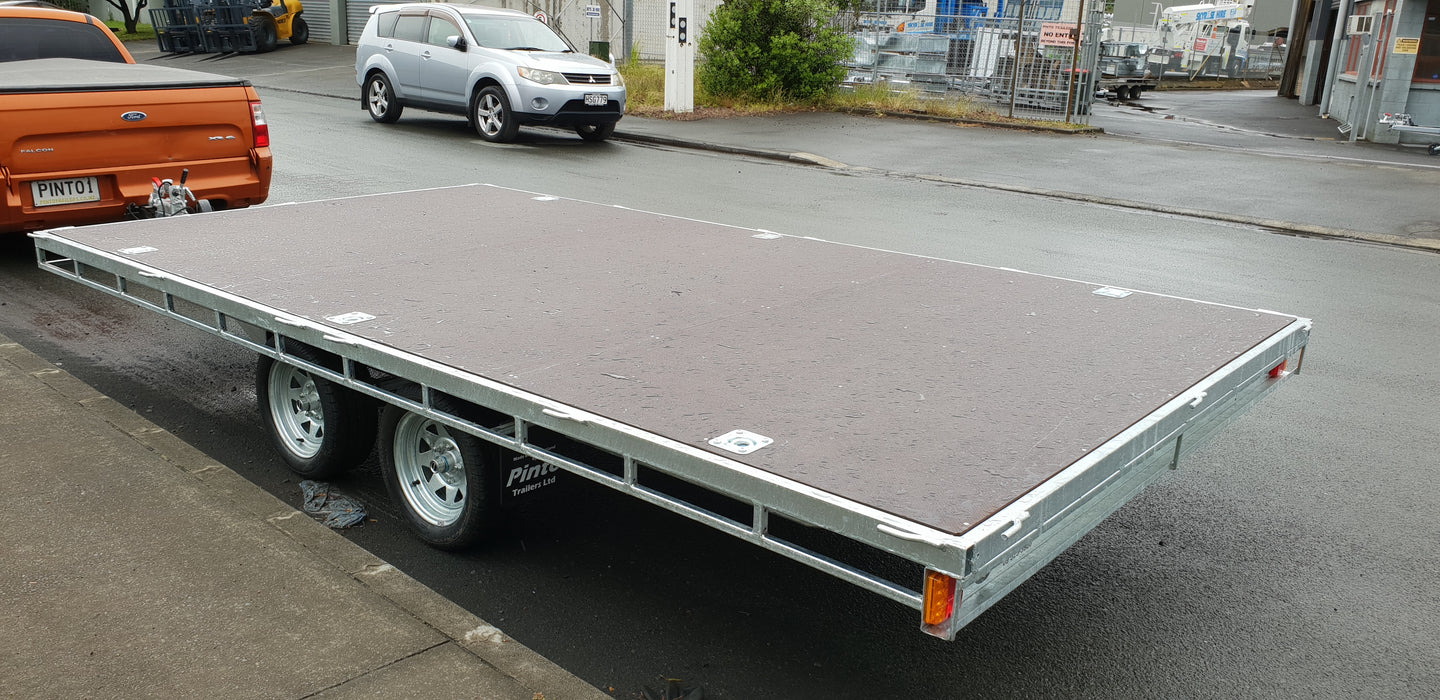 Braked tandem axle flat deck