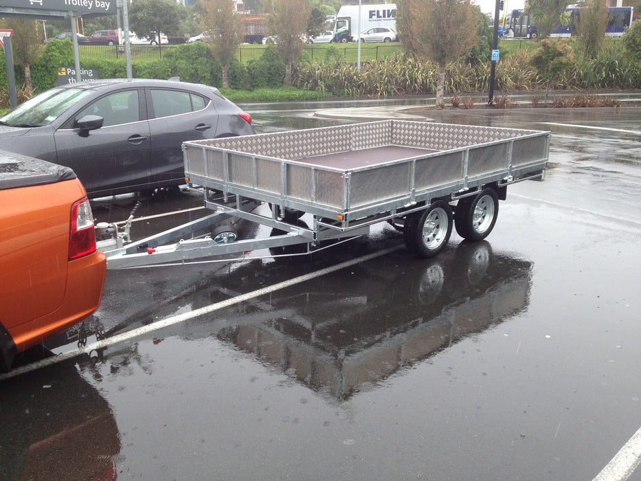 Braked tandem axle flat deck