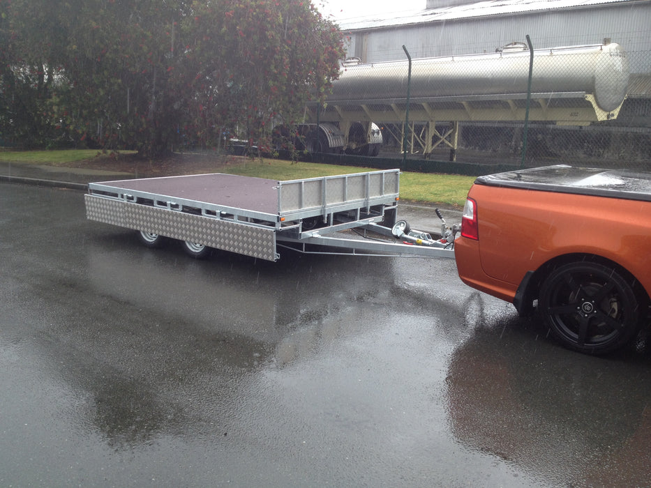 Braked tandem axle flat deck